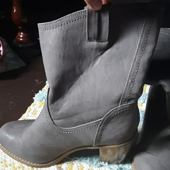 Boots - Picture 3 of 4